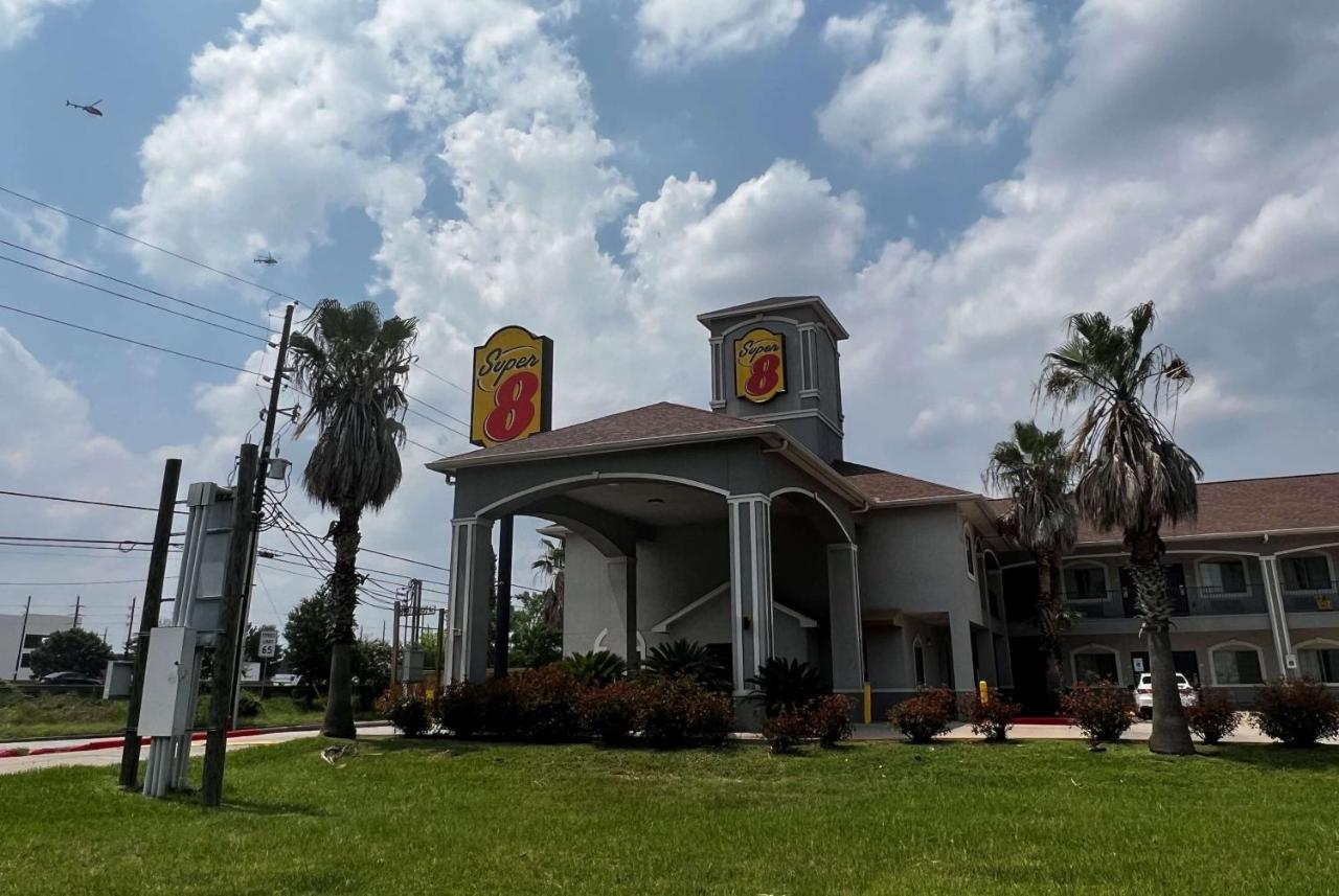 Super 8 By Wyndham Houston North I-45 Hotel Exterior photo