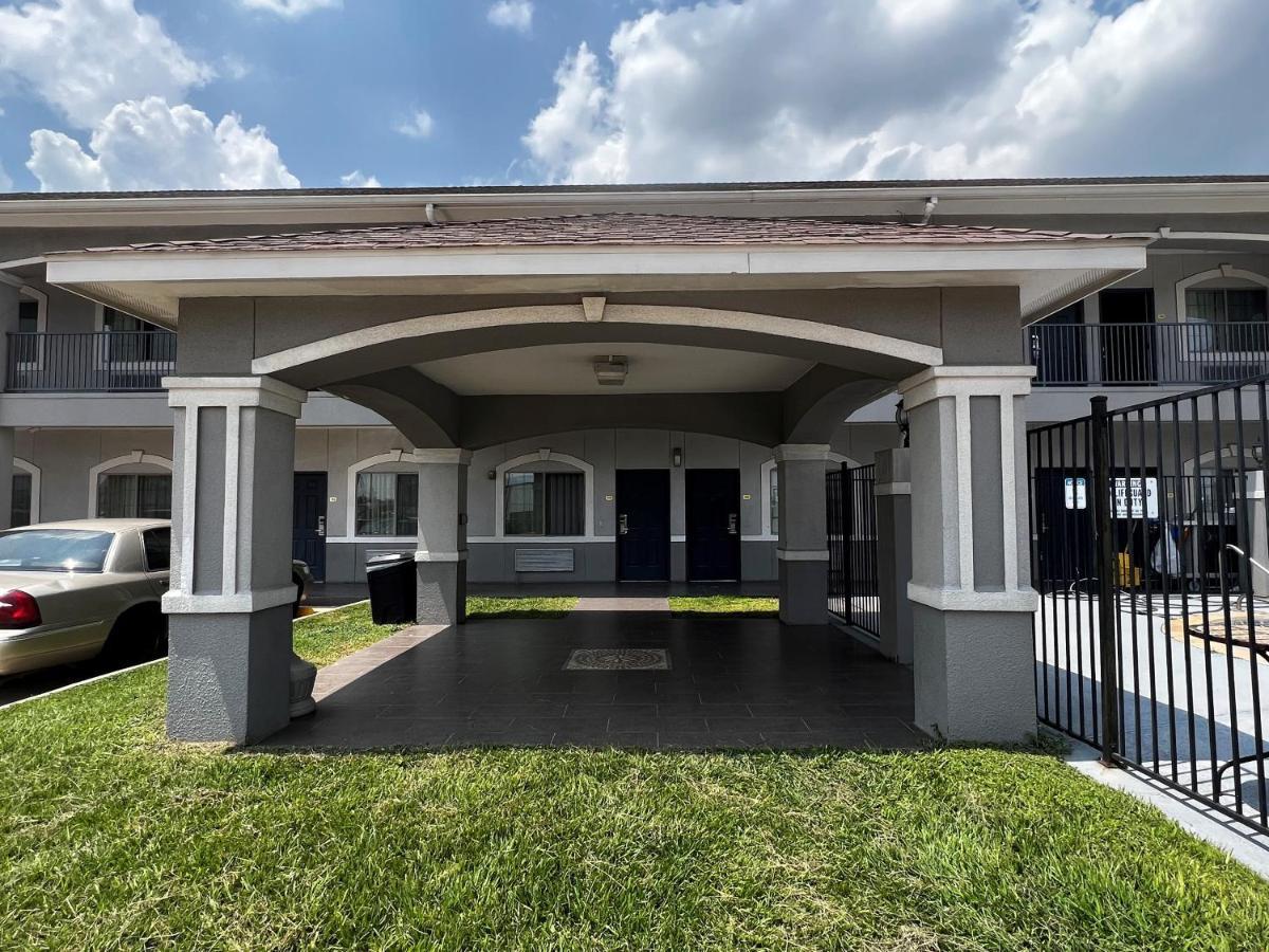 Super 8 By Wyndham Houston North I-45 Hotel Exterior photo